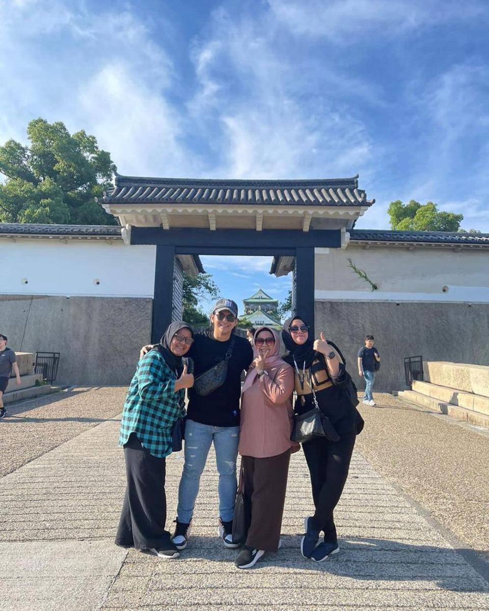 Ajil Ditto dan keluarga liburan di Jepang. (instagram.com/ajil_ditto08)