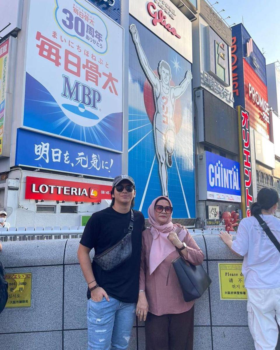 Ajil Ditto dan keluarga liburan di Jepang. (instagram.com/ajil_ditto08)