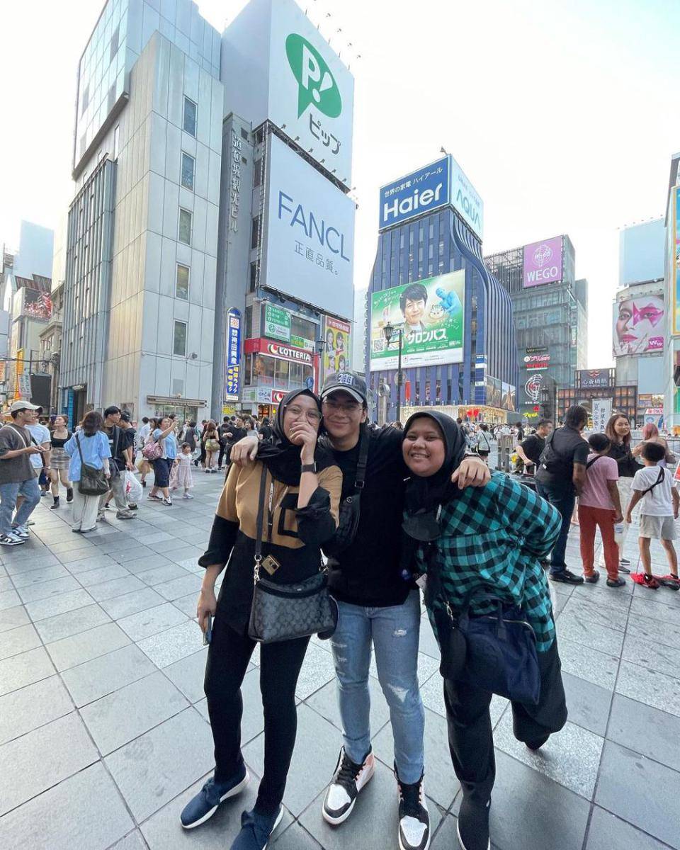 Ajil Ditto dan keluarga liburan di Jepang. (instagram.com/ajil_ditto08)