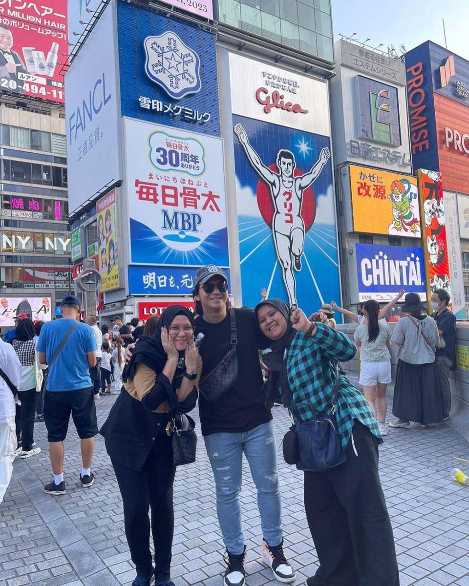 Ajil Ditto dan keluarga liburan di Jepang. (instagram.com/ajil_ditto08)
