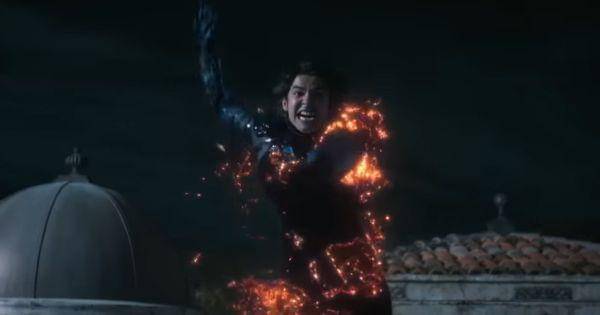 Jaime bertransformasi saat mencoba terbang ( Dok. Warner Bros / Blue Beetle )