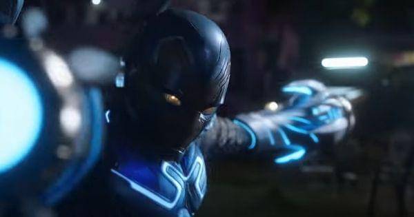 Jaime membuat senjata gelombang kejut ( Dok. Warner Bros / Blue Beetle )