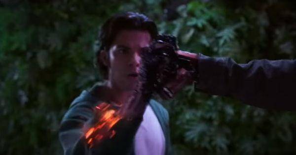 Jaime menahan serangan Carapax saat bertransformasi ( Dok. Warner Bros / Blue Beetle )