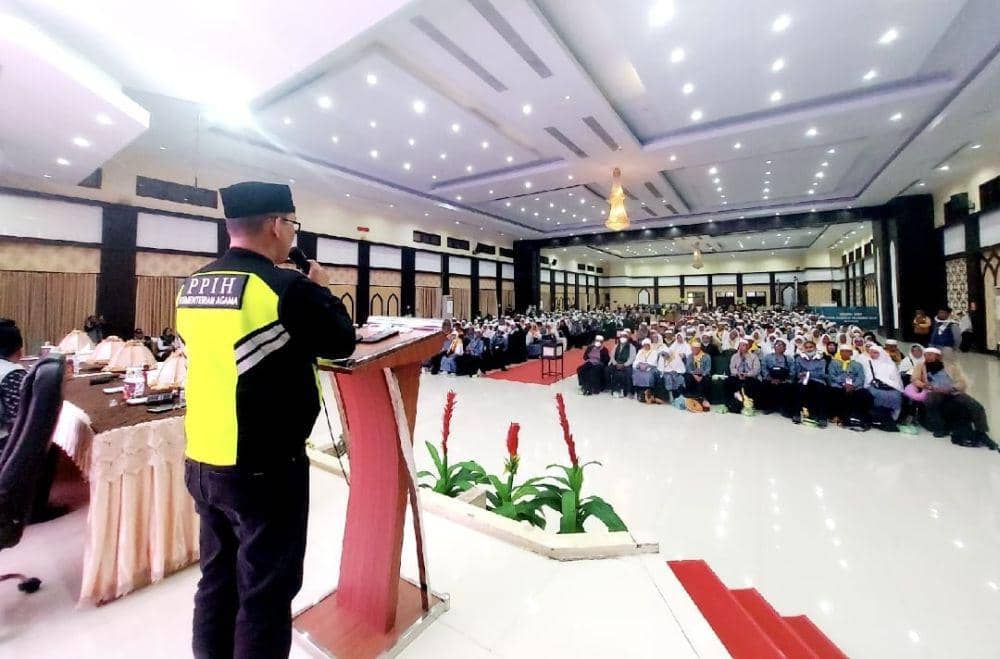 Jemaah haji Kloter 10 Debarkasi Makassar disambut saat tiba dari Arab Saudi. (Dok. PPIH Debarkasi Makassar)