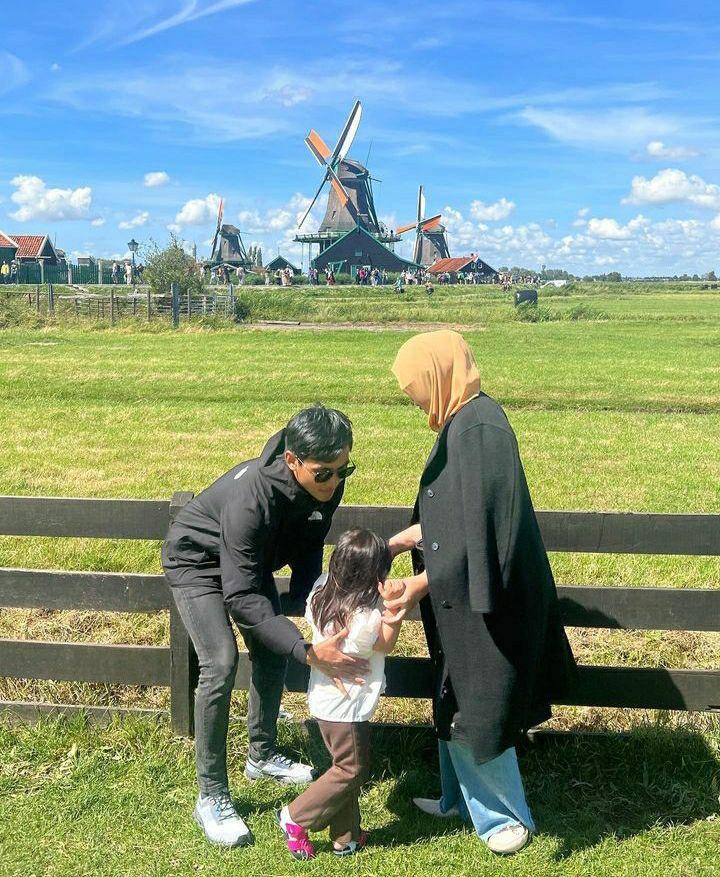 Liburan keluarga Ardit Erwandha ke Eropa (instagram.com/suciasmarani)