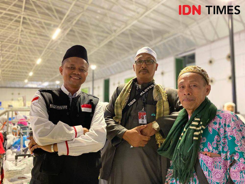 Ketua kloter SUB 18 Imam Syafi'i bersama Ketua KBIH Hafiz Abdul Wahid dan Saifulloh Nurhadi (IDN Times/Sunariyah)