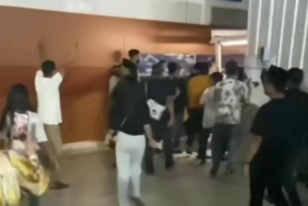 Tangkapan foto dari video keributan antara penjemput jemaah haji plus dan petugas Avsec Bandara Hasanuddin. (Istimewa)