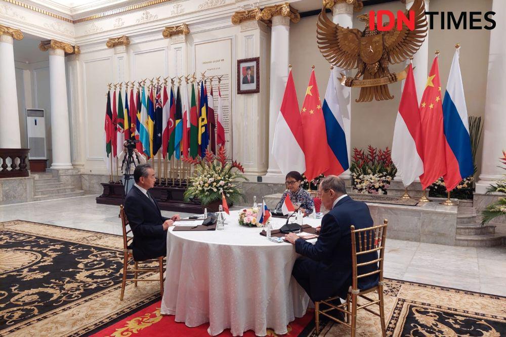 Retno Duduk Satu Meja dengan Menlu Rusia dan China, Ini yang Dibahas!