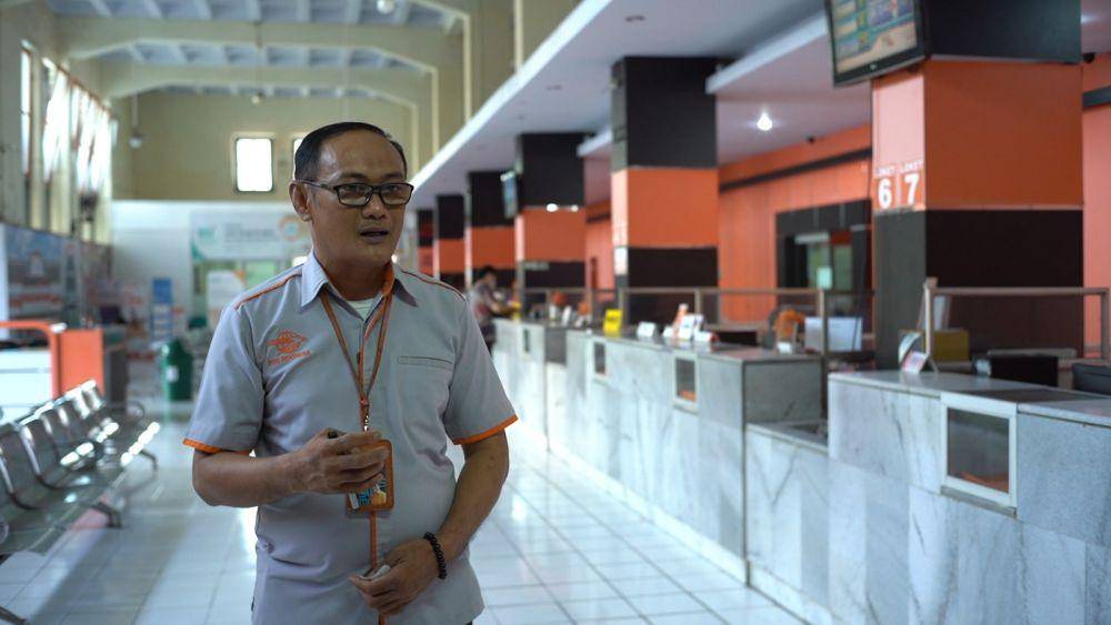 PT Pos Indonesia (Persero) menyalurkan bansos sembako dan Program Keluarga Harapan (PKH) tahap 2 di Makassar, Sulawesi Selatan. (Dok. Pos Indonesia)