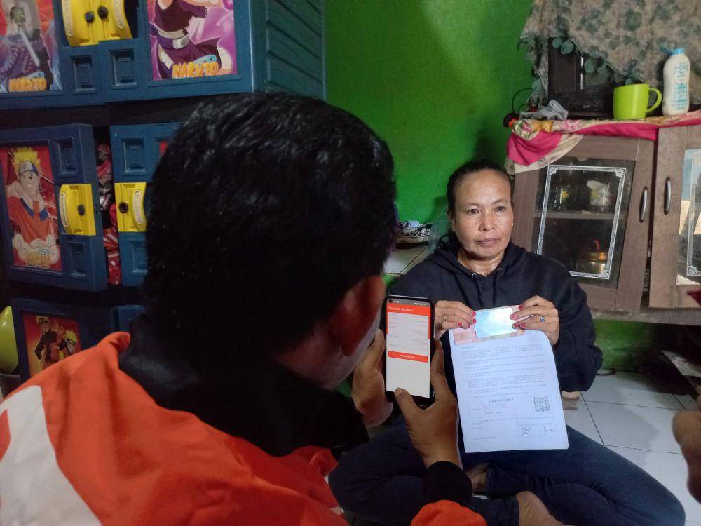 PT Pos Indonesia (Persero) menyalurkan bansos sembako dan Program Keluarga Harapan (PKH) tahap 2 di Makassar, Sulawesi Selatan. (Dok. Pos Indonesia)