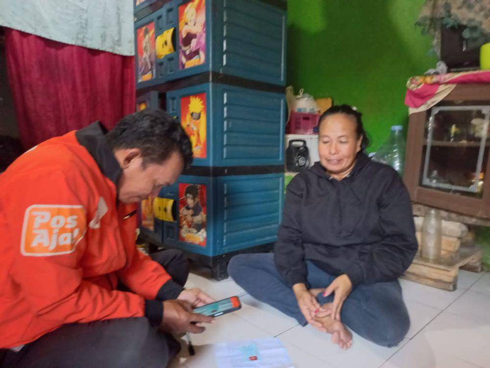 PT Pos Indonesia (Persero) menyalurkan bansos sembako dan Program Keluarga Harapan (PKH) tahap 2 di Makassar, Sulawesi Selatan. (Dok. Pos Indonesia)