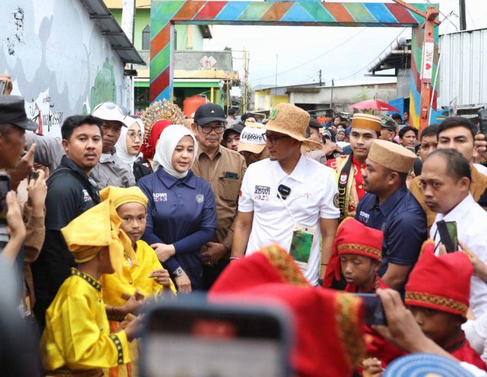 Menteri Pariwisata dan Ekonomi Kreatif, Sandiaga Uno menyerahkan piagam penghargaan Anugerah Desa Wisata Indonesia di Lantebung, Makassar, Rabu (12/7/2023)/Istimewa