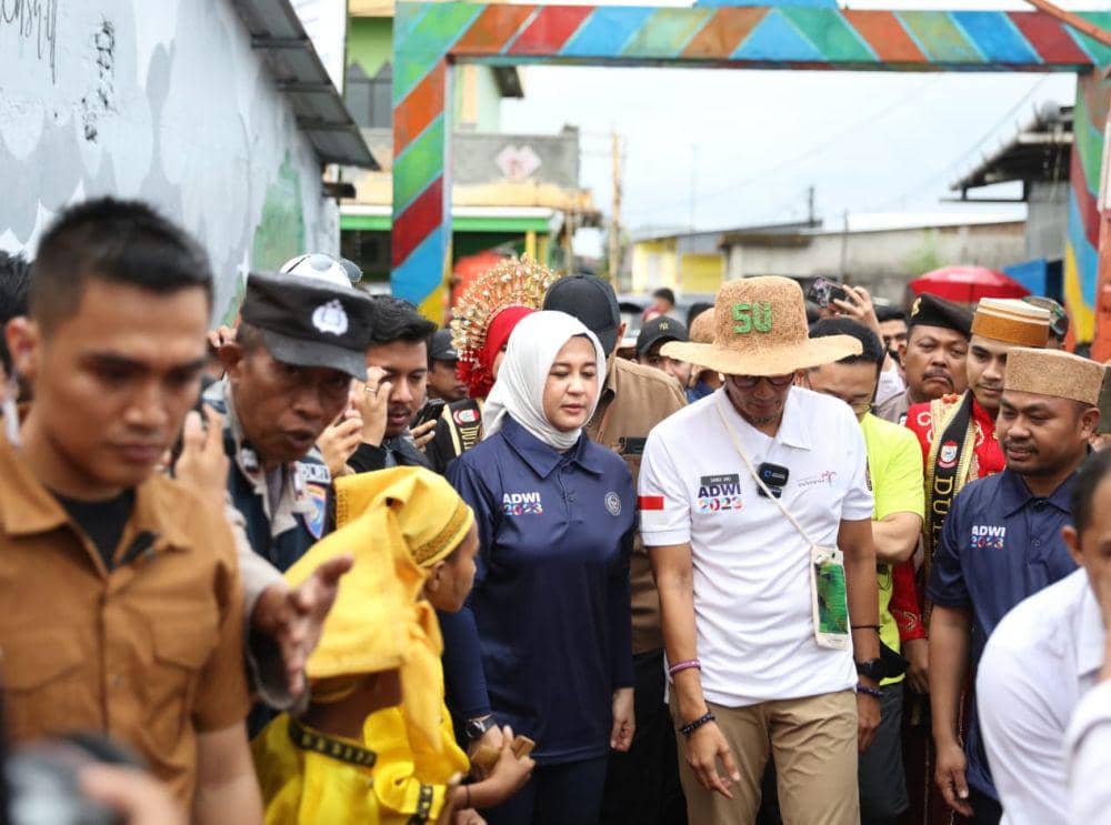 Menteri Pariwisata dan Ekonomi Kreatif, Sandiaga Uno menyerahkan piagam penghargaan Anugerah Desa Wisata Indonesia di Lantebung, Makassar, Rabu (12/7/2023)/Istimewa