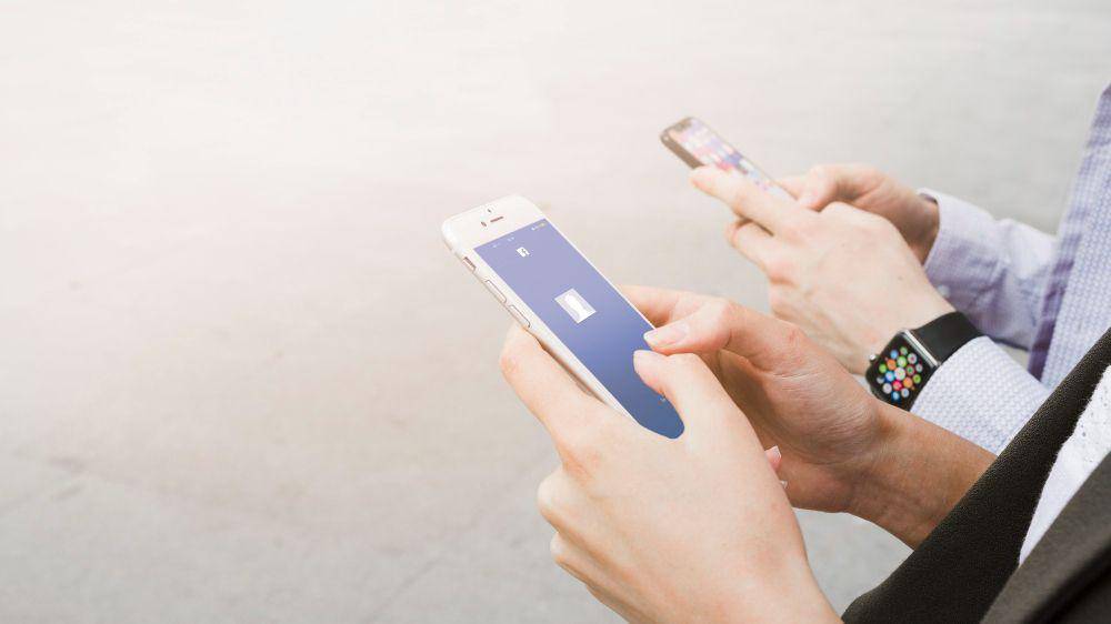 ilustrasi dua orang menggunakan smartphone (freepik.com/freepik)