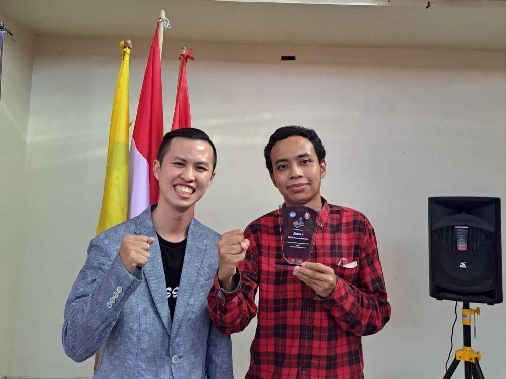 Rodrikson Alpian Medlimo, (kanan) mahasiswa Fakultas Hukum (FH) Unila langganan juara lomba menulis (Official Unila)
