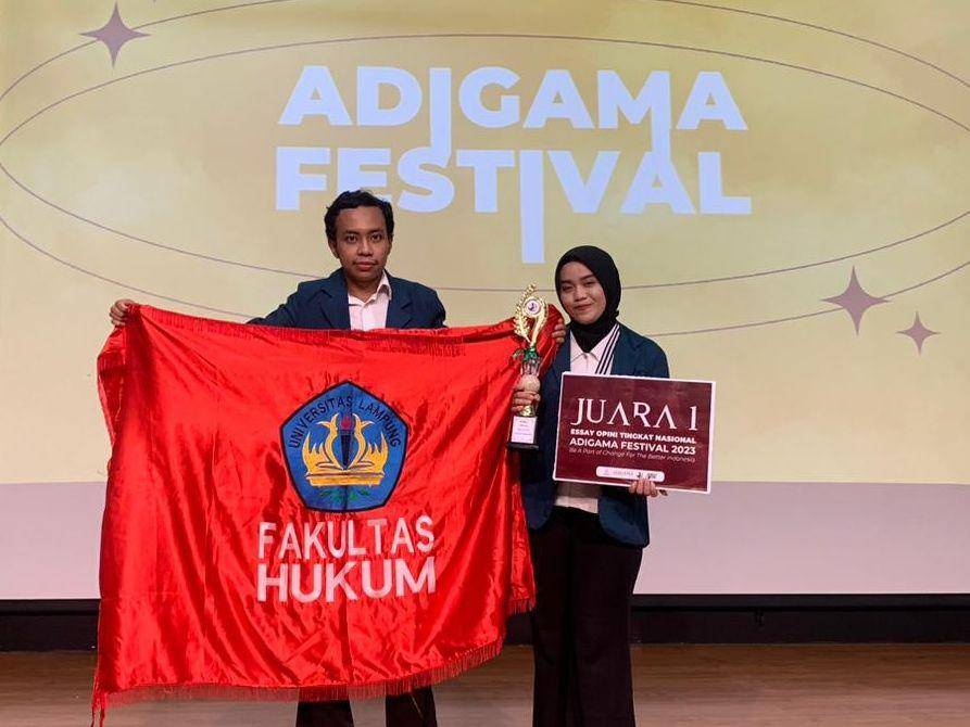Rodrikson Alpian Medlimo (kiri) mahasiswa Fakultas Hukum (FH) Unila langganan juara lomba menulis (Official Unila)