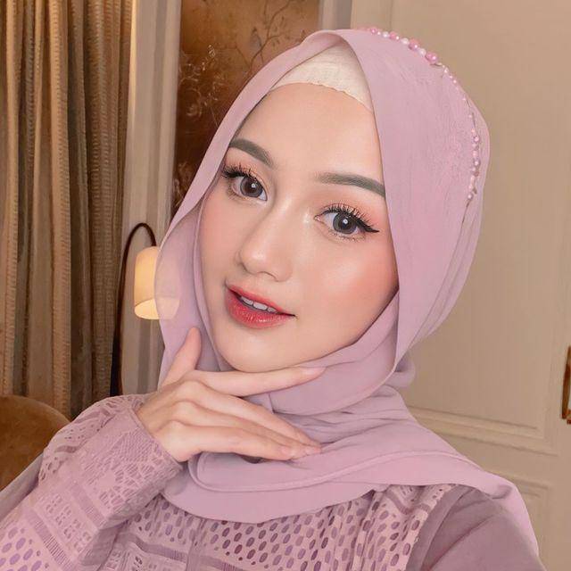 makeup look untuk outfit colorful (instagram.com/ nandaarsynt)