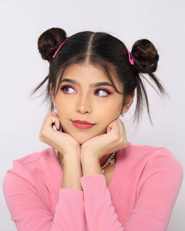 makeup look untuk outfit colorful (instagram.com/ jharnabhagwani)