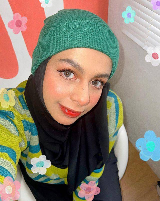 makeup look untuk outfit colorful (instagram.com/ dillaljaidi)