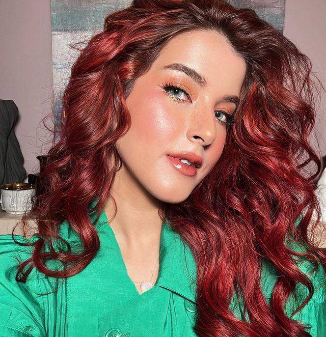 makeup look untuk outfit colorful (instagram.com/tasyafarasya)