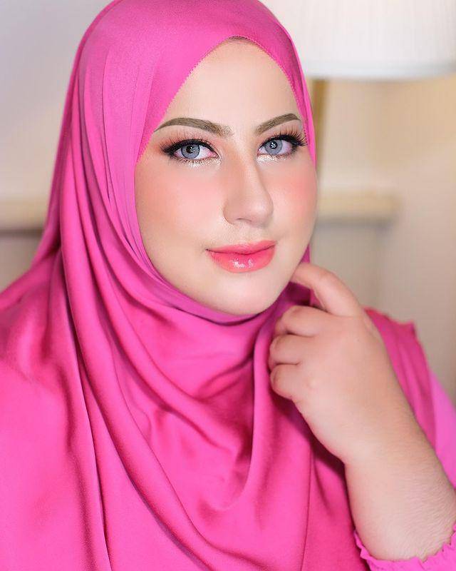makeup look untuk outfit colorful (instagram.com/tasyiiathasyia)