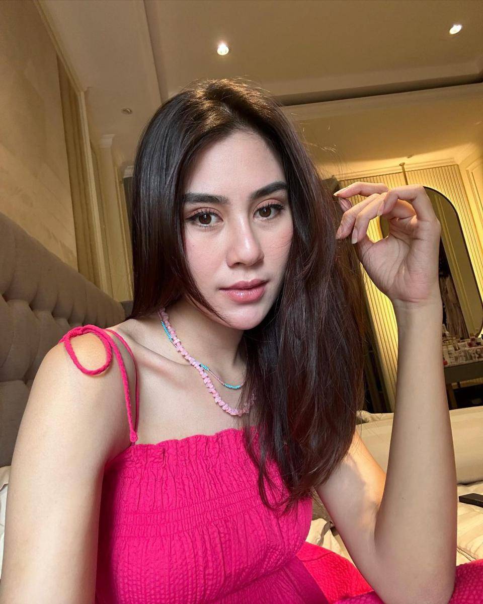 makeup look untuk outfit colorful (instagram.com/syahnazs)