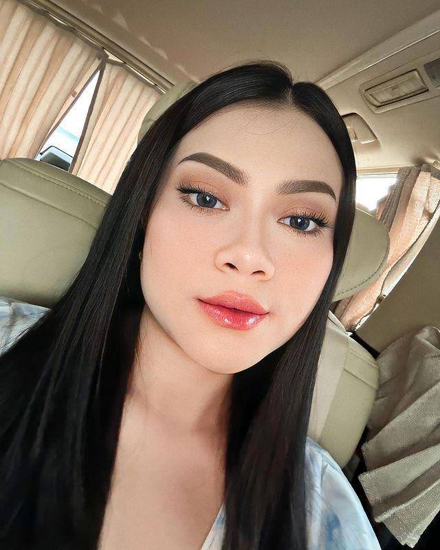 makeup look untuk outfit colorful (instagram.com/real.hanummegaa)
