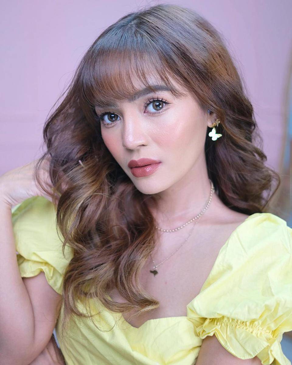 makeup look untuk outfit colorful (instagram.com/rachgoddard)