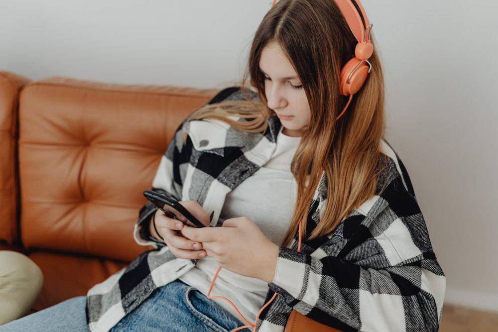 ilustrasi mendengarkan lagu (pexels.com/Karolina Grabowska)