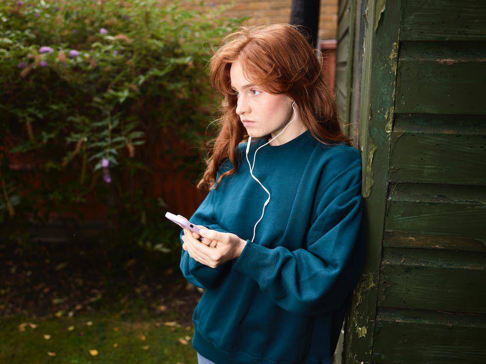 ilustrasi mendengarkan lagu (pexels.com/Vodafone x Rankin everyone.connected)