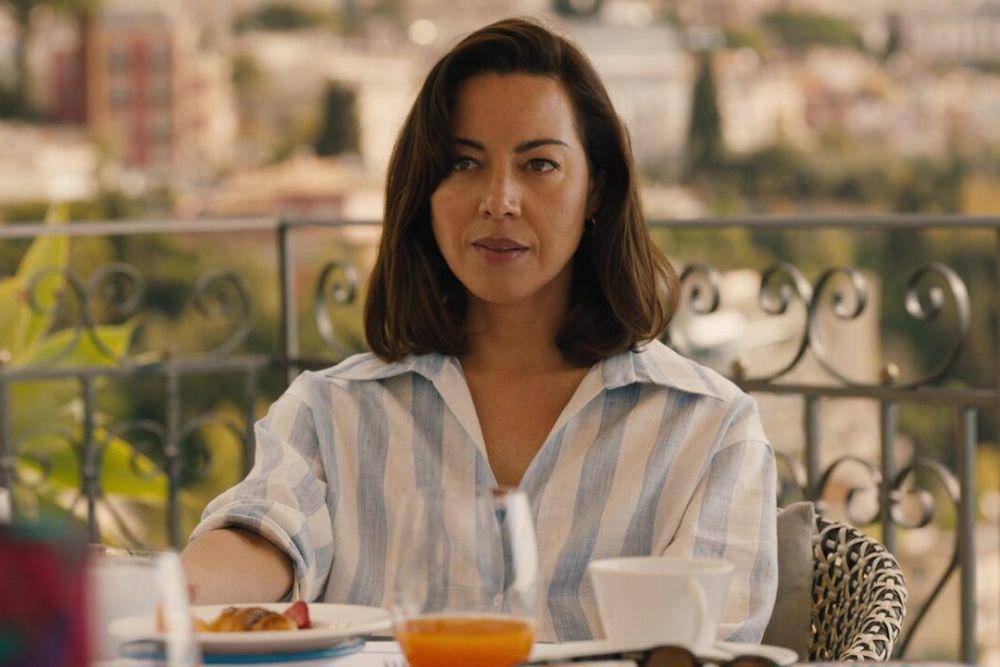 Aubrey Plaza dalam serial The White Lotus (dok. HBO/The White Lotus)