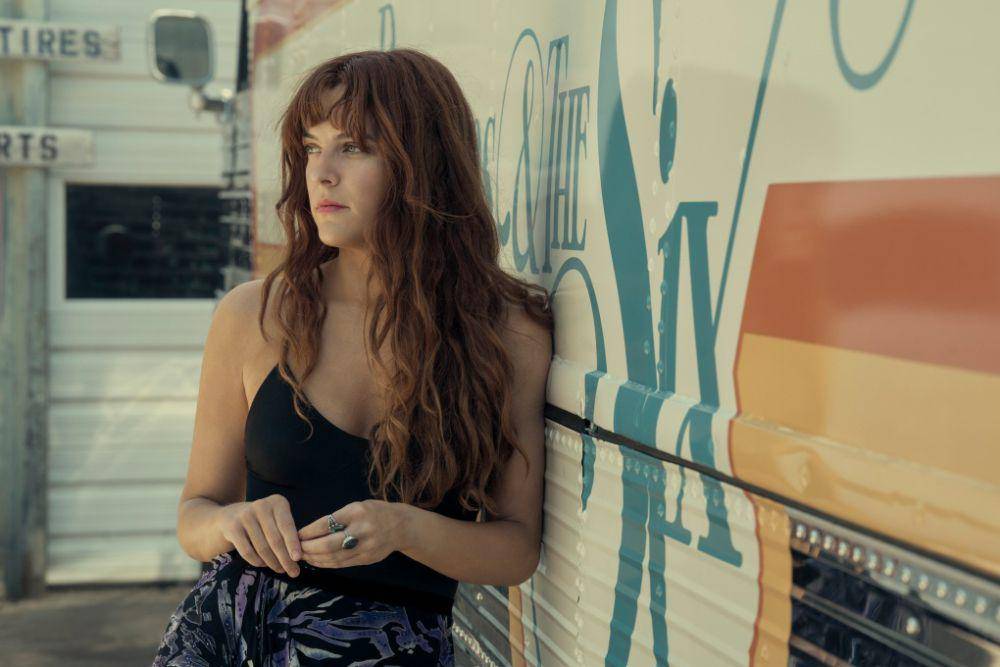 Riley Keough dalam serial Daisy Jones and the Six (dok. Amazon Studios/Daisy Jones and the Six)
