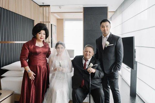 7 Potret Keluarga di Pernikahan Tina Toon, Intimate Tetap Seru