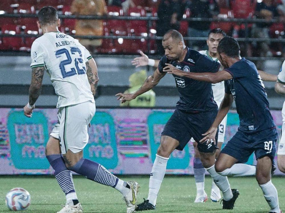 Arema FC saat menghadapi Persib Bandung pada putaran pertama di Liga 1 Indonesia 2023/2024. (instagram.com/aremafcofficial)