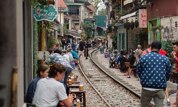 wisata Hanoi Train Street (unsplash.com/David Emrich)