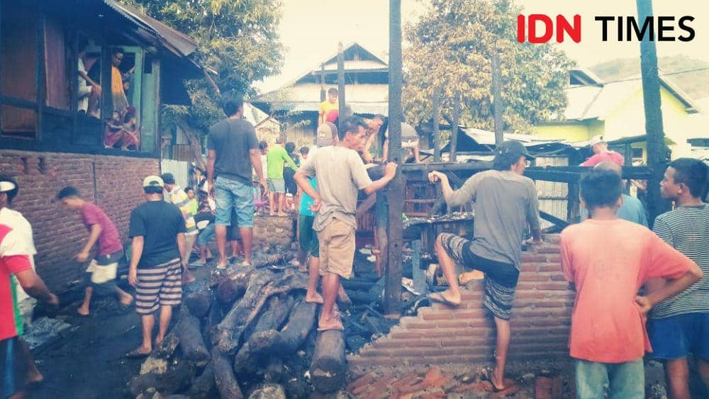 Ditinggal Pemiliknya, Dua Unit Rumah di Bima Ludes Terbakar