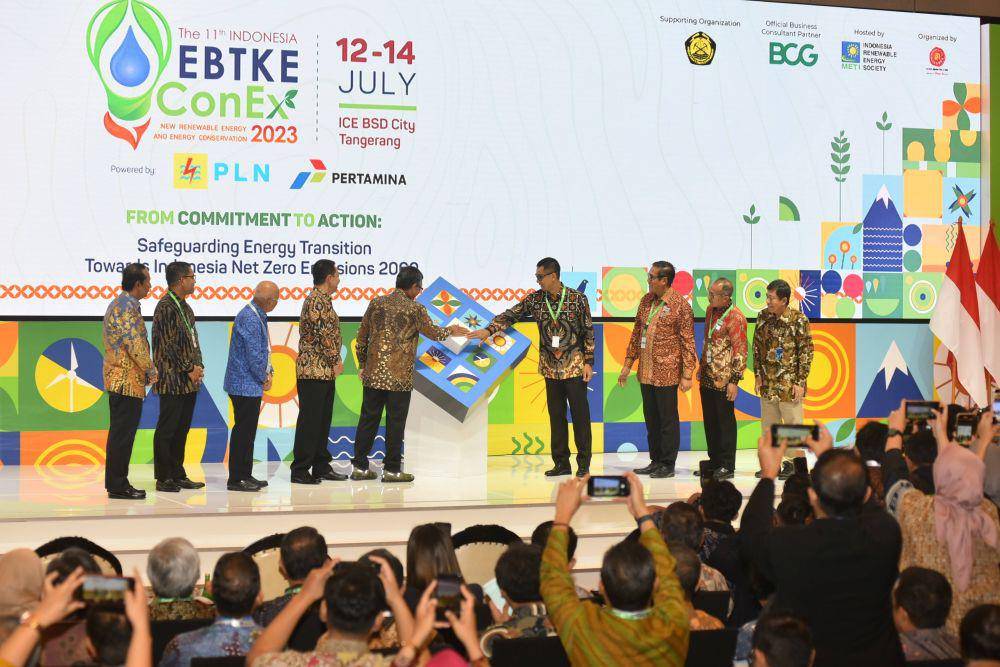 Pertamina Group menandatangani sembilan Memorandum of Understanding (MoU) terkait pengembangan bisnis Energi Baru & Terbarukan (EBT) saat acara The 11th Indonesia Energi Baru, Terbarukan & Konservasi Energi Conference & Exhibition (EBTKE ConEx), di Ice BSD City, Tangerang, Banten, Rabu (12/7). (Dok. Pertamina)