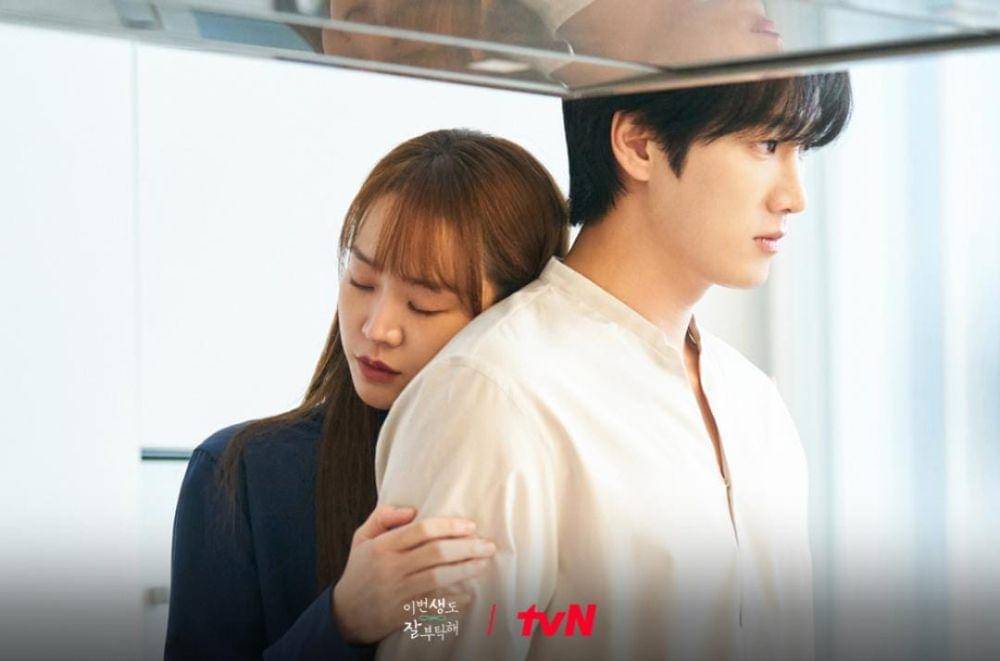 Shin Hye Sun dan Ahn Bo Hyun di drama See You in My 19th Life (instagram.com/tvn_drama)