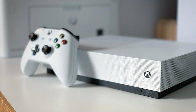 konsol Xbox One putih (unsplash.com/@lppoitras)
