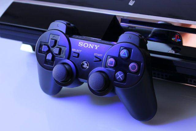 konsol PS3 (unsplash.com/@chilinik)