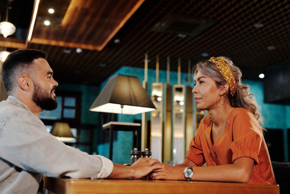 5 Cara Atasi Gugup dan Perasaan Gak Nyaman saat Blind Date, Tiru!