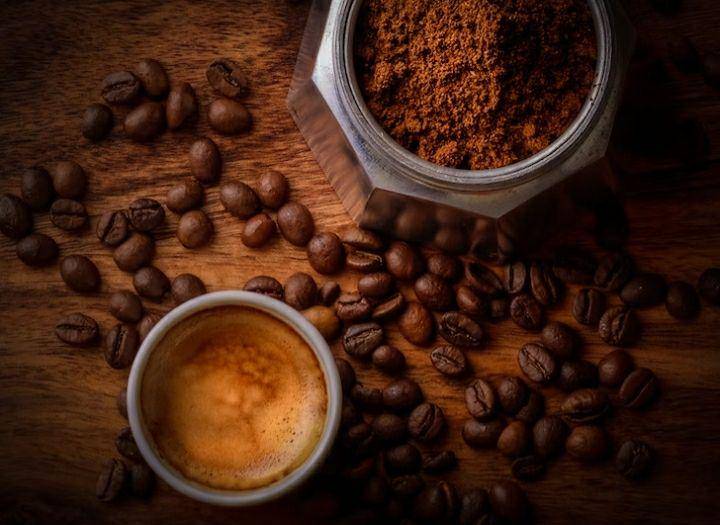 ilustrasi biji kopi (unsplash.com/Janko Ferlič)
