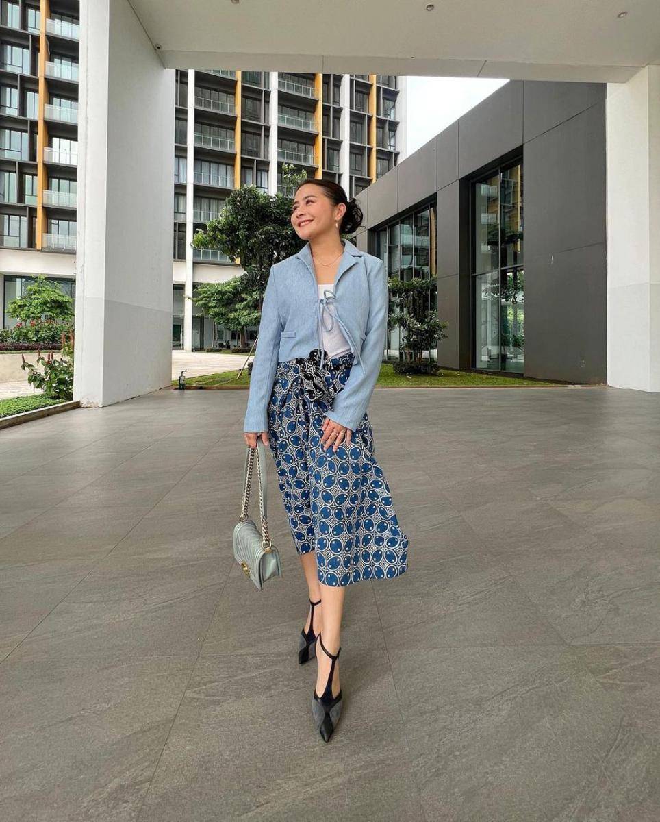 Ide padu padan blazer untuk outfit kuliah (instagram/prillylatuconsina96)
