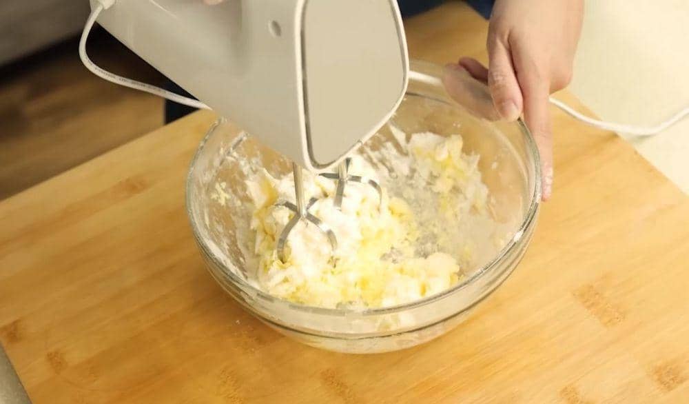 Proses pengadukan sebelum mixer dinyalakan. (dok. YouTube.com/Devina Hermawan)