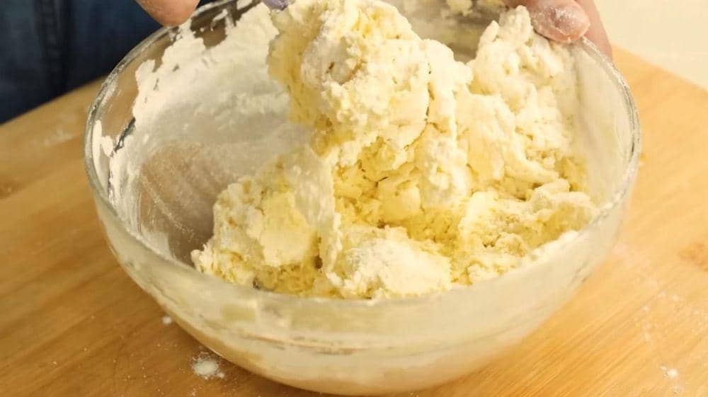 Proses pengadukan. (dok. YouTube.com/Devina Hermawan)