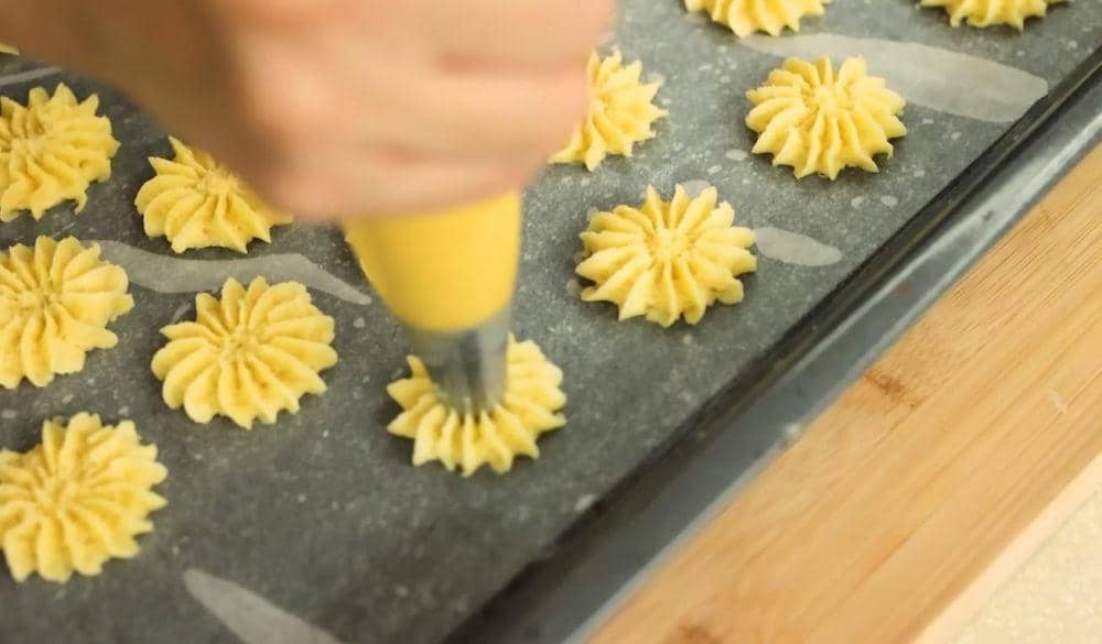 Kue semprit keju. (dok. YouTube.com/Devina Hermawan)