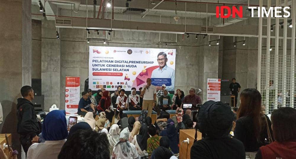 Menparekraf Sandiaga Uno hadir pada pelatihan digitalpreneurship untuk generasi muda di Makassar, Sulawesi Selatan, Rabu malam (12/7/2023). (IDN Times/Dahrul Amri)