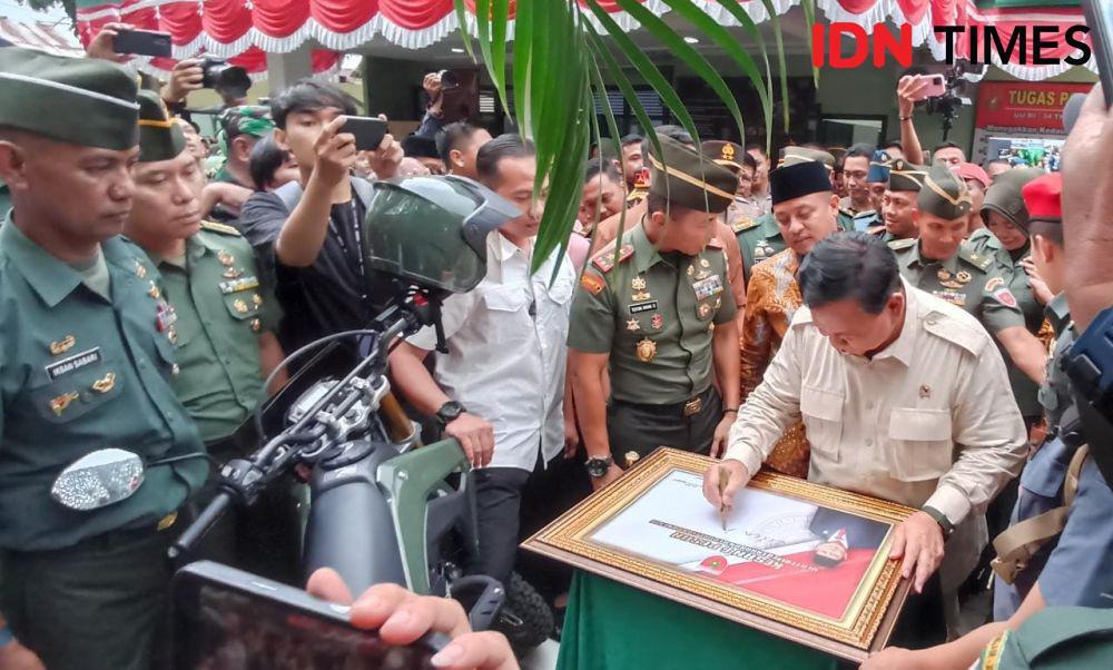 Menhan Prabowo Subianto Bagi-Bagi Motor Trail di Makassar