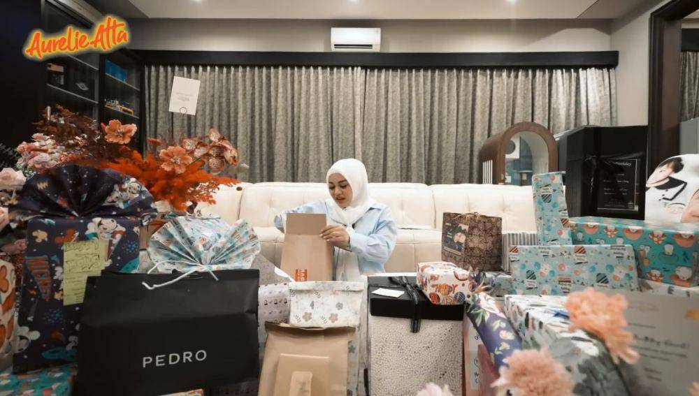 Aurel buka kado ultah (YouTube.com/Aurelie Atta)