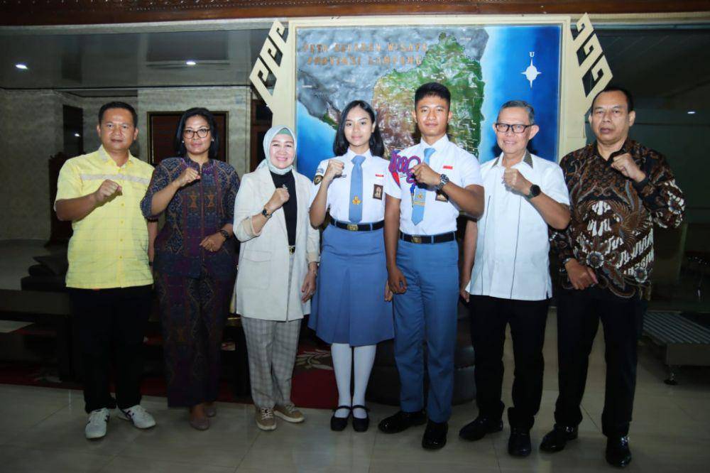 Agita Nazara dan Frans Timothy Prawira Siallagan, dua pelajar terpilih menjadi Anggota Paskibraka Nasional 2023 perwakilan Lampung. (Dok. Pemprov Lampung).